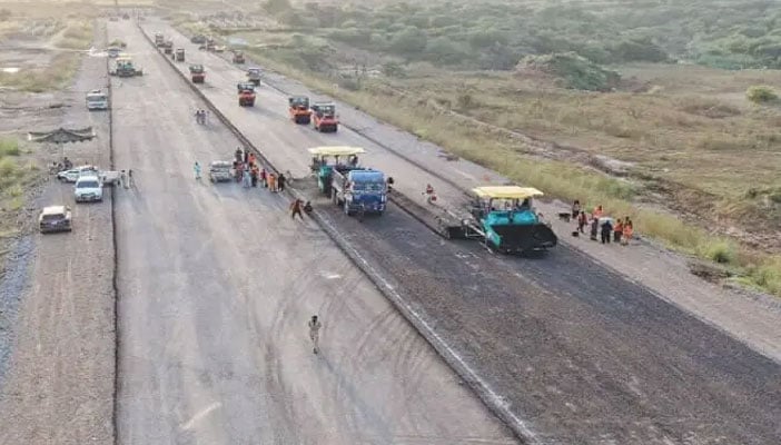 سکھر تا حیدر آباد قومی شاہراہ کئی جگہ سے خستہ حال، حادثات کا سبب