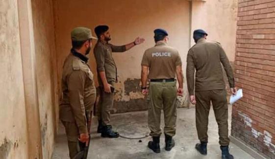 لاہور: سڑک کنارے کھڑی گاڑی سے لاش اور پولیس اہلکار کی وردی برآمد