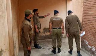 لاہور: سڑک کنارے کھڑی گاڑی سے لاش اور پولیس اہلکار کی وردی برآمد