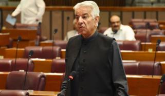 محمود اچکزئی تحریک انصاف کے درمیان بیٹھے عجیب و غریب لگتے ہیں: خواجہ آصف