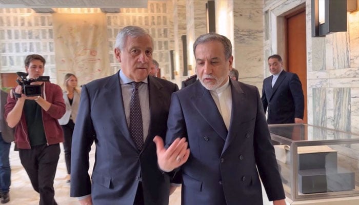 ایرانی وزیر خارجہ عباس عراقچی اپنے اطالوی ہم منصب انتونیو تاجانی کے ہمراہ۔فوٹو: فائل
