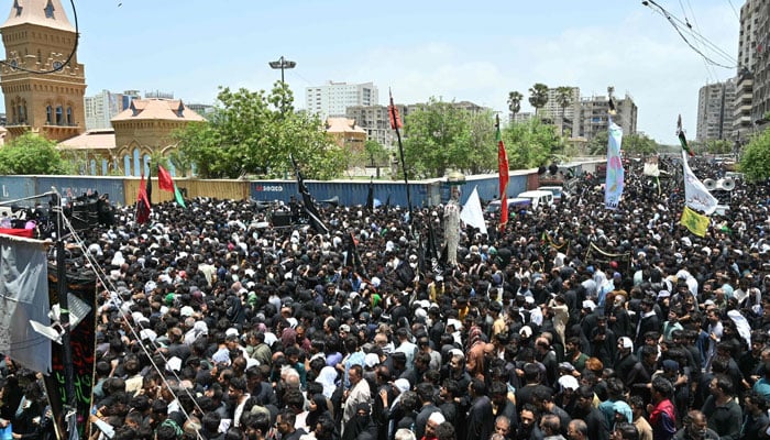 کراچی میں مرکزی جلوس امام بارگاہ حسینیہ ایرانیاں کھارادر پہنچ کر اختتام پذیر ہوا - فوٹو: اے ایف پی