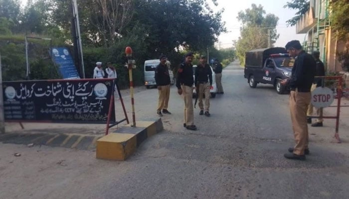 آزاد کشمیر پولیس نے اسلحہ راولاکوٹ لے جاتے ہوئے 2 ملزمان گرفتار کرلیے