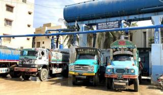 تمام رجسٹرڈ واٹر ٹینکرز پر بار کوڈ سسٹم نافذ، ڈرائیور، روٹ و دیگر تفصیلات حاصل ہوں گی، میئر کراچی