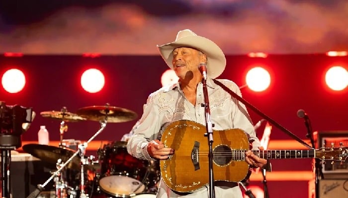 Taylor Swift honors Alan Jackson with special tribute at his farewell concert