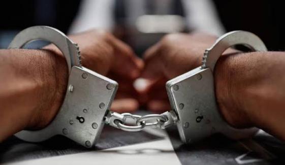 نشئی نے پیسے نہ دینے پر بچے کے گلے پر بلیڈ پھیر دیا، ملزم گرفتار