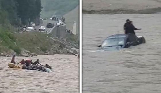ناران: ویڈیو بنانے کی کوشش مہنگی پڑ گئی، گاڑی دریائے کنہار میں بہہ گئی