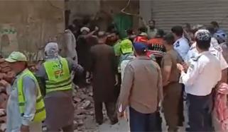 لاہور:  زیر تعمیر مکان کی چھت گرنے سے ایک راہ گیر بچہ جاں بحق اور 4 افراد زخمی