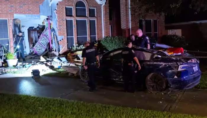 Tesla in full self-driving mode crashes into Texas home, kills woman