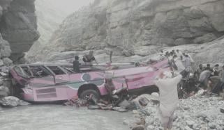ژوب: کوئٹہ سے پشاور جانے والی بس کھائی میں گر گئی، 24 افراد جاں بحق