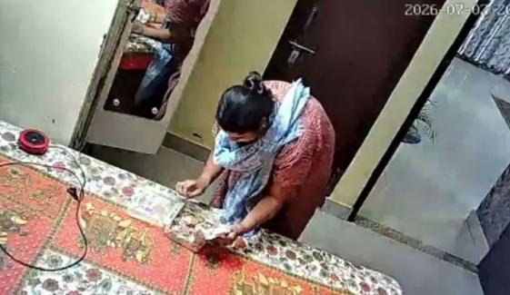 بھارت: زیورات چور خاتون کی کپڑے پھاڑ کر مالک مکان کو گرفتار کروانے کی کوشش ناکام، کیمروں نے بھانڈا پھوڑ دیا