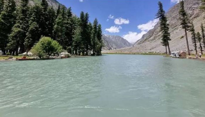 سوات: جھیل میں ویڈیو بناتے ہوئے سیاحوں کی گاڑی پھنس گئی