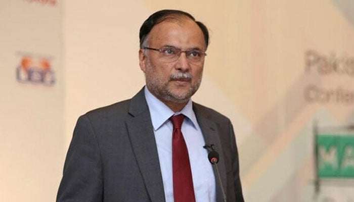 بیرونِ ملک پاکستانی ڈاکٹرز علم، جدت، اصلاحات کے ذریعے وطن کی خدمت جاری رکھیں: احسن اقبال