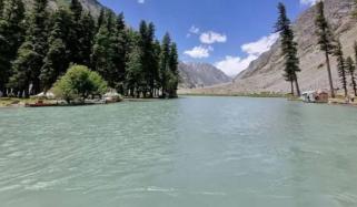 سوات: جھیل میں ویڈیو بناتے ہوئے سیاحوں کی گاڑی پھنس گئی