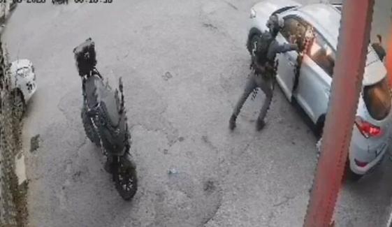 اسرائیلی فوجی نے فلسطینیوں کی گاڑی میں اسٹن گرنیڈ پھینک دیا، ویڈیو منظرِ عام پر