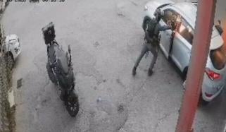 اسرائیلی فوجی نے فلسطینیوں کی گاڑی میں اسٹن گرنیڈ پھینک دیا، ویڈیو منظرِ عام پر