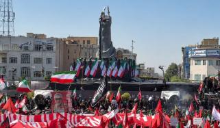 آزادی اسکوائر پر آیت اللّٰہ علی خامنہ‌ای کا انگوٹھی پہنے ہاتھ کا دیو قامت مجسمہ نصب