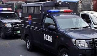لاڑکانہ: مبینہ پولیس مقابلہ، اہلکار کے قتل میں ملوث ملزم اپنے ہی ساتھیوں کی فائرنگ سے ہلاک، پولیس