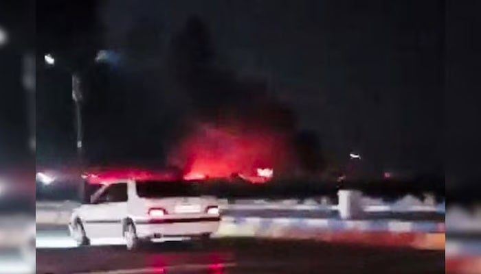 بندر عباس میں دھماکے کے بعد آتشزدگی—تصویر بشکریہ رائٹرز