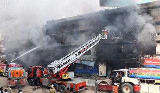 سانحہ گل پلازا: سندھ حکومت نے تنویر پاستا کے ہاتھوں 5 ارب77 کروڑ روپے متاثرین کو دلوائے، وکیل 