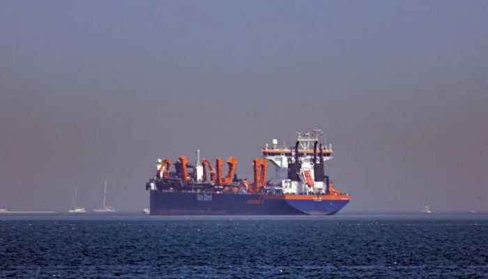 Oil tankers navigate Strait of Hormuz despite security threats