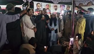 کوئٹہ: ہنہ اوڑک میں دہشتگردی، 11 مغوی بازیاب، وزیرِ اعلی بلوچستان سے مذاکرات کے بعد ایئر پورٹ روڈ پر دھرنا ختم