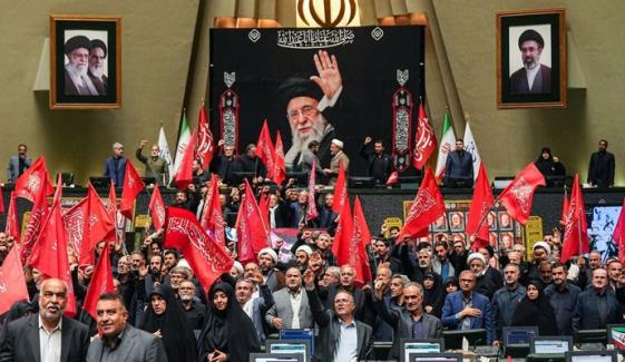 جنگ کے بعد ایرانی پارلیمنٹ کا پہلا اجلاس، خامنہ ای کی شہادت کا انتقام لینے کا مطالبہ