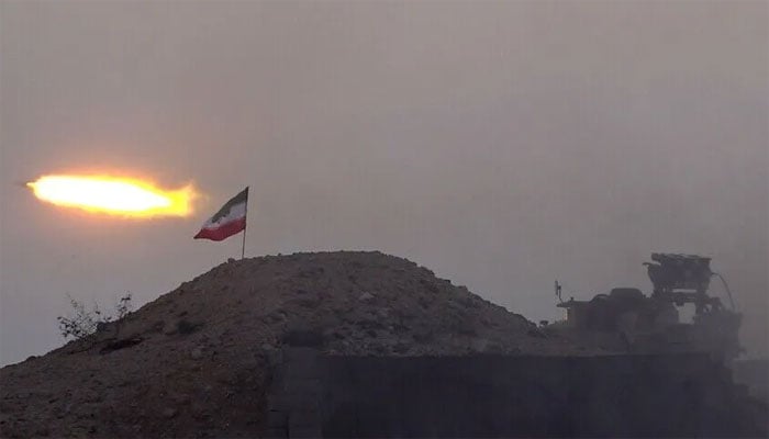 قطر میں امریکی بیس کو نشانہ بناکر لانگ رینج ریڈار سسٹم، ریفیولنگ طیارے تباہ کردیے، ایران