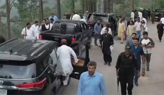 سابق وزیراعظم آزاد کشمیر تنویر الیاس کے قافلے پر فائرنگ، گارڈ جاں بحق 