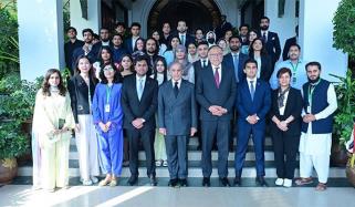 وزیراعظم کا دنیا کی ممتاز جامعات میں زیر تعلیم پاکستانی طلبا کا پاکستان میں انٹرن شپ کے فیصلے کا خیر مقدم