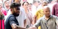 بھارت: کاکروچ جنتا پارٹی کے بانی ابھیجیت دیپکے پر خاتون نے سیاہی پھینک دی 