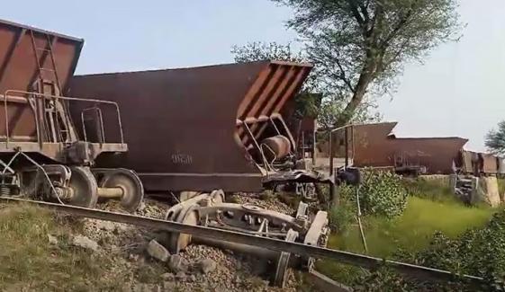مٹیاری کے قریب کوئلے سے لدی مال گاڑی کی 16 ہوپر ویگنز پٹڑی سے اتر گئیں