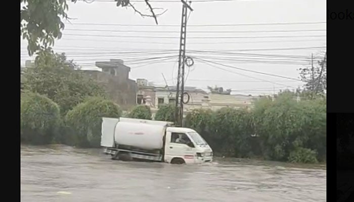 بارش کے بعد گجرات شہر کا ایک منظر(تصویر سوشل میڈیا)۔