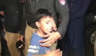 کراچی: ڈیفنس میں ڈرائیور نے ویگو ڈالا فٹ پاتھ پر چڑھا دیا، باپ جاں بحق، 4 سالہ بیٹا زخمی