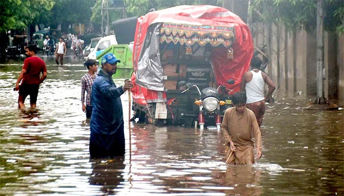 لاہور میں 6 گھنٹے تک طوفانی بارش سے شہر پانی میں ڈوب گیا لاہور میں 6 گھنٹے تک طوفانی بارش سے شہر پانی میں ڈوب گیا