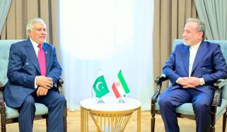 اسحاق ڈار کی عباس عراقچی سے ملاقات، پاکستان اور ایران کے قریبی و دیرینہ تعلقات کا اعادہ