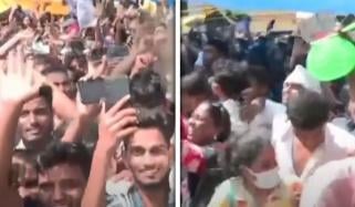 بھارت: وزیرِ تعلیم کے استعفے کے بعد دہلی میں جنتر منتر پر جشن