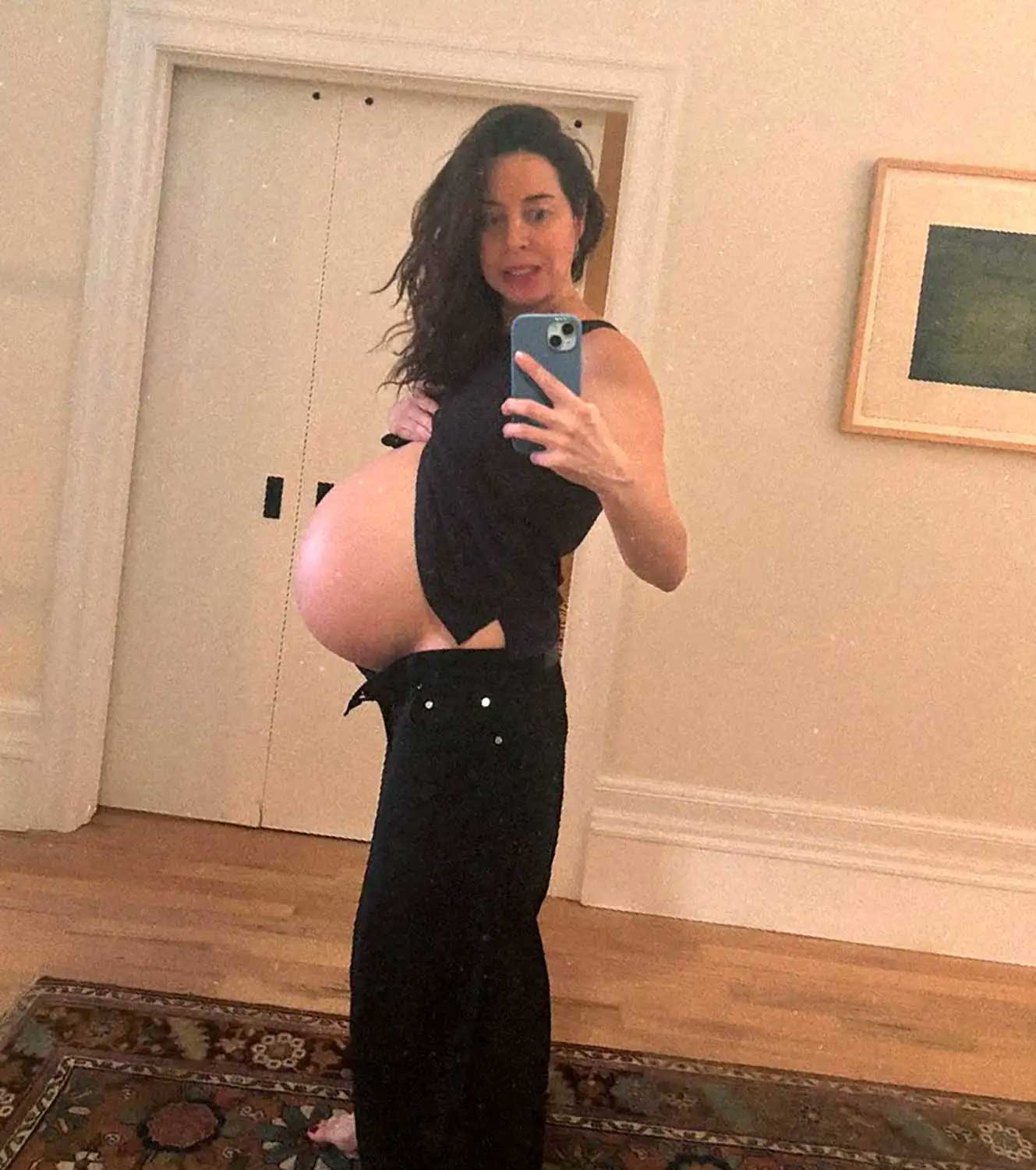 Aubrey Plaza flaunts baby bump in candid pregnancy selfie