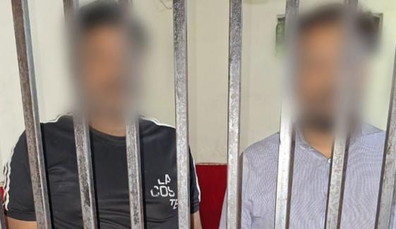 لاہور: شہری سے رشوت لیتے ہوئے حاضر سروس اور سابق پولیس اہلکار گرفتار