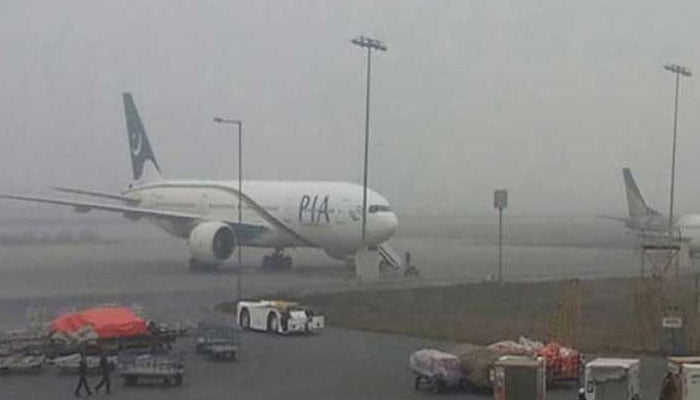 لاہور ایئرپورٹ اور اطراف میں طوفان، پروازوں کیلئے مشکلات، 10 پروازوں میں تاخیر