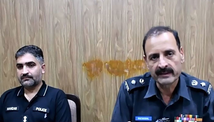 ترجمان آزاد کشمیر پولیس ایس ایس پی محمد ریاض مغل۔فوٹو: اسکرین گریب