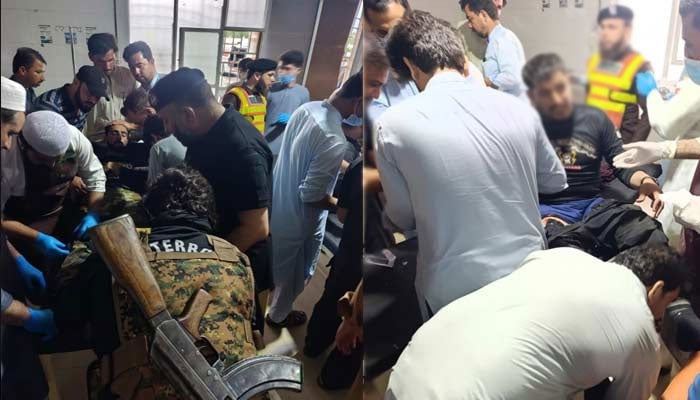ہنگو، دہشتگردوں کے حملے میں شہید 10 اہلکاروں کی نماز جنازہ ادا کردی گئی