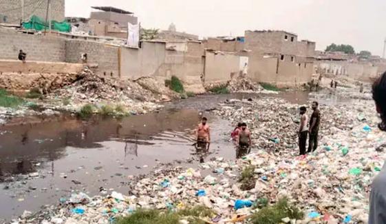 کراچی: سہراب گوٹھ کے قریب ندی میں گرنیوالے بچے کی لاش مل گئی