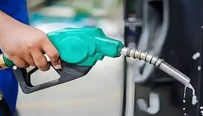 پیٹرول 3 روپے 39 پیسے اور ڈیزل 4 روپے 7 پیسے فی لیٹر سستا کردیا گیا