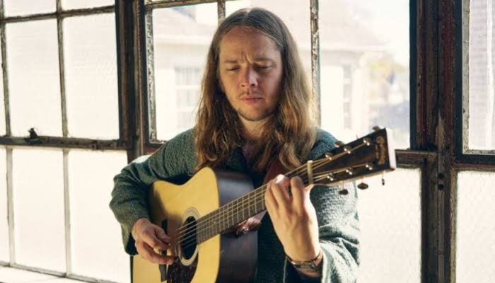 Billy Strings takes security measures after fan hurls object at him during concert
