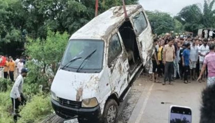 بھارت: برساتی نالے کو عبور کرنے کی کوشش، گاڑی میں سوار ایک ہی خاندان کے 8 افراد ہلاک