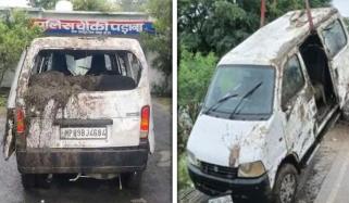 بھارت: برساتی نالے کو عبور کرنے کی کوشش، گاڑی میں سوار ایک ہی خاندان کے 8 افراد ہلاک