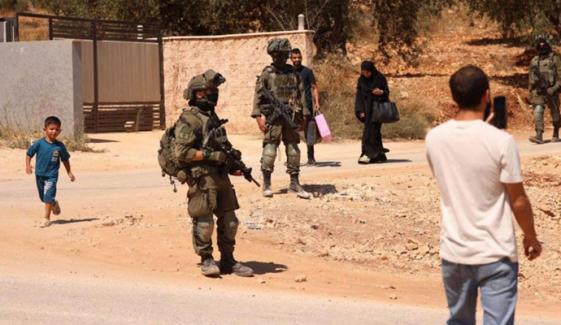 اسرائیلی فورسز نے آبادکاروں کے ہاتھوں محصور 9 فلسطینیوں کو حراست میں لے لیا