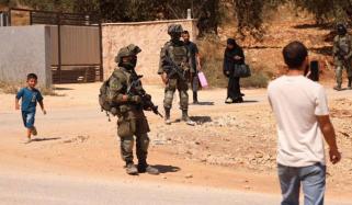 اسرائیلی فورسز نے آبادکاروں کے ہاتھوں محصور 9 فلسطینیوں کو حراست میں لے لیا