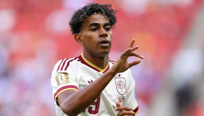 Lamine Yamal turns heads with new look during Barcelona training camp